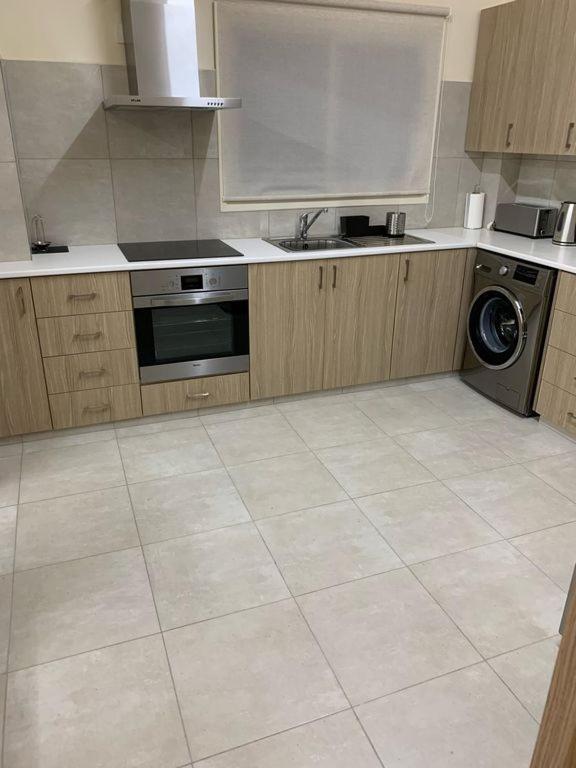 Tony'S Boutique Apartment Larnaca Esterno foto